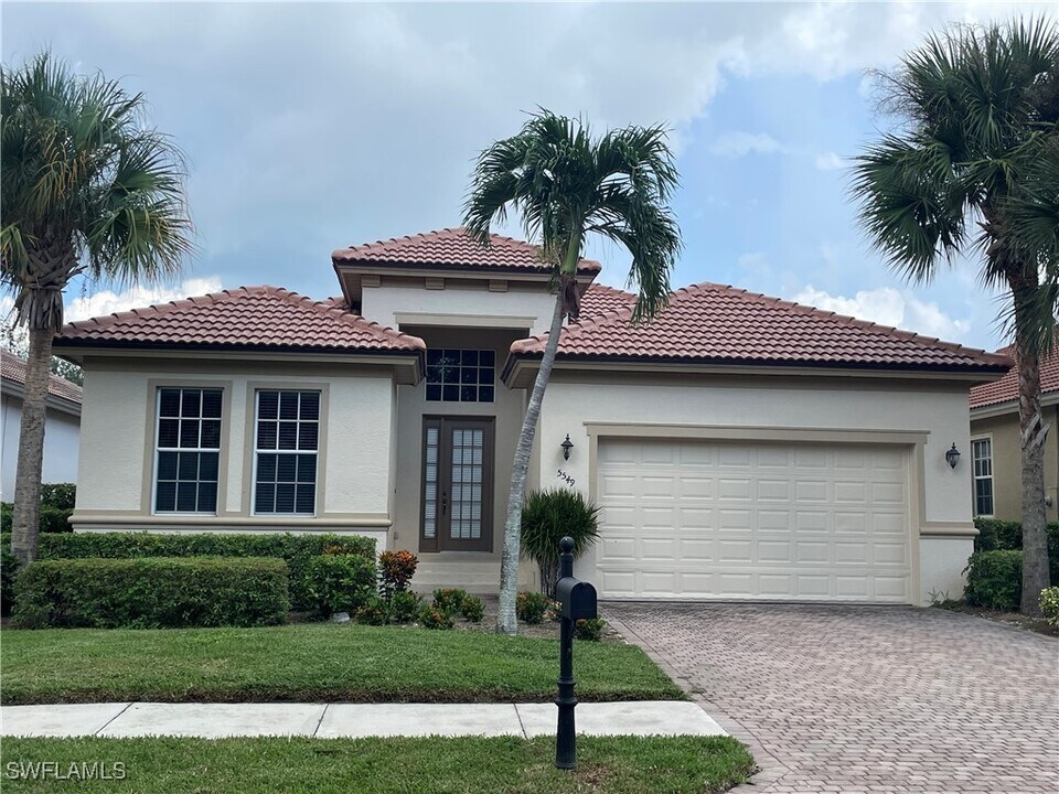 5549 Whispering Willow Way in Ft. Myers, FL - Foto de edificio
