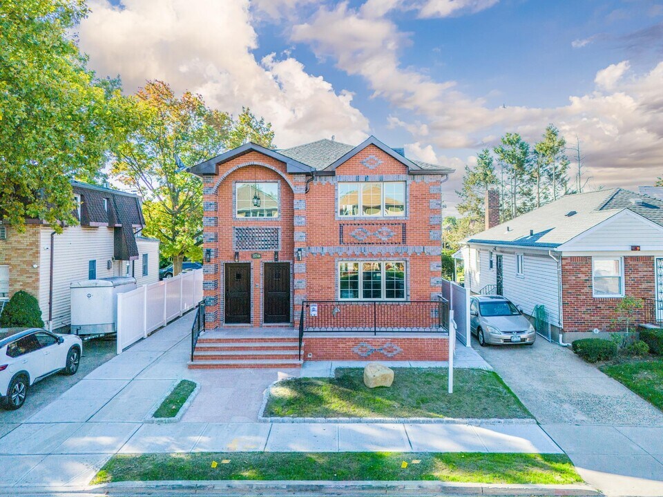 157-50 20th Rd in Queens, NY - Building Photo
