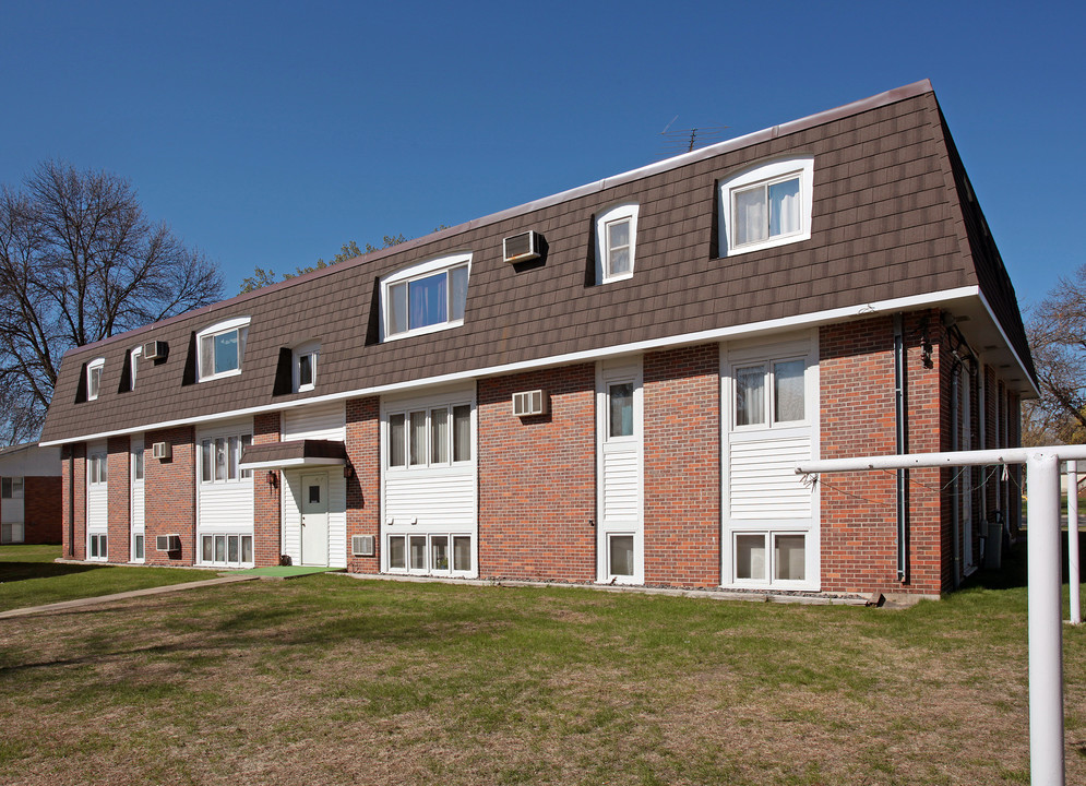 Mansard Apartments in Hutchinson, MN - Foto de edificio