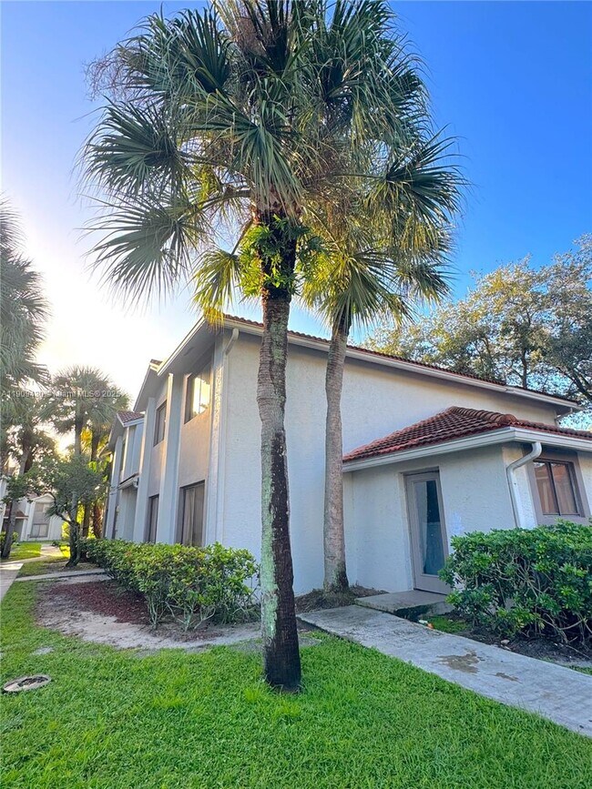 3215 Coral Lake Dr in Coral Springs, FL - Building Photo - Building Photo