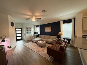 204 Longbridge Dr in Hutto, TX - Building Photo - Building Photo