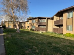 Country Club Apartments in Lemoore, CA - Building Photo - Building Photo