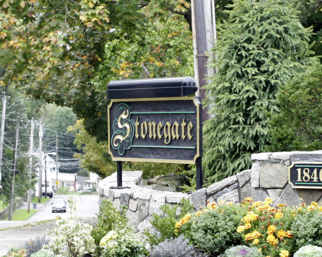 Stonegate in Peekskill, NY - Foto de edificio - Building Photo