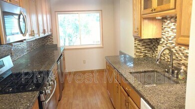 6433 Wainscot Dr SE in Grand Rapids, MI - Building Photo - Building Photo