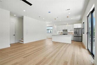 1425 N Garrett Ave in Dallas, TX - Building Photo - Building Photo
