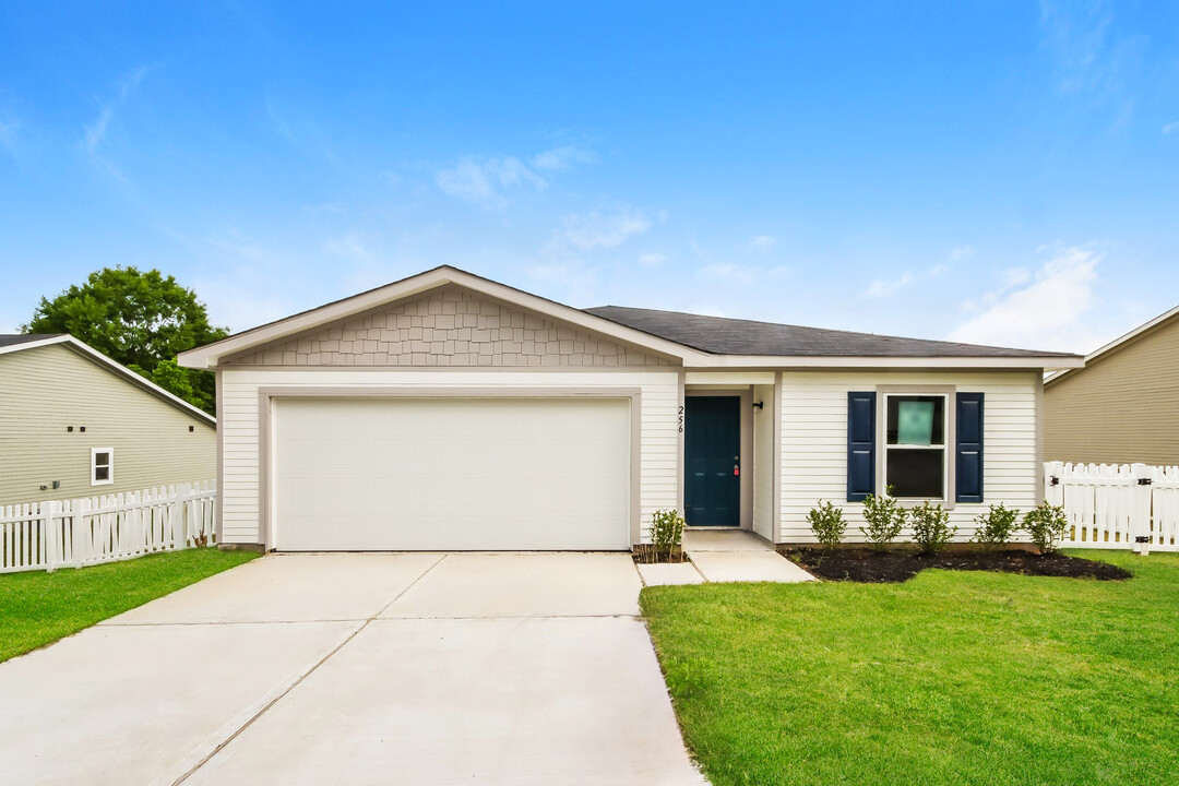 176 Bluebonnet in Livingston, TX - Building Photo