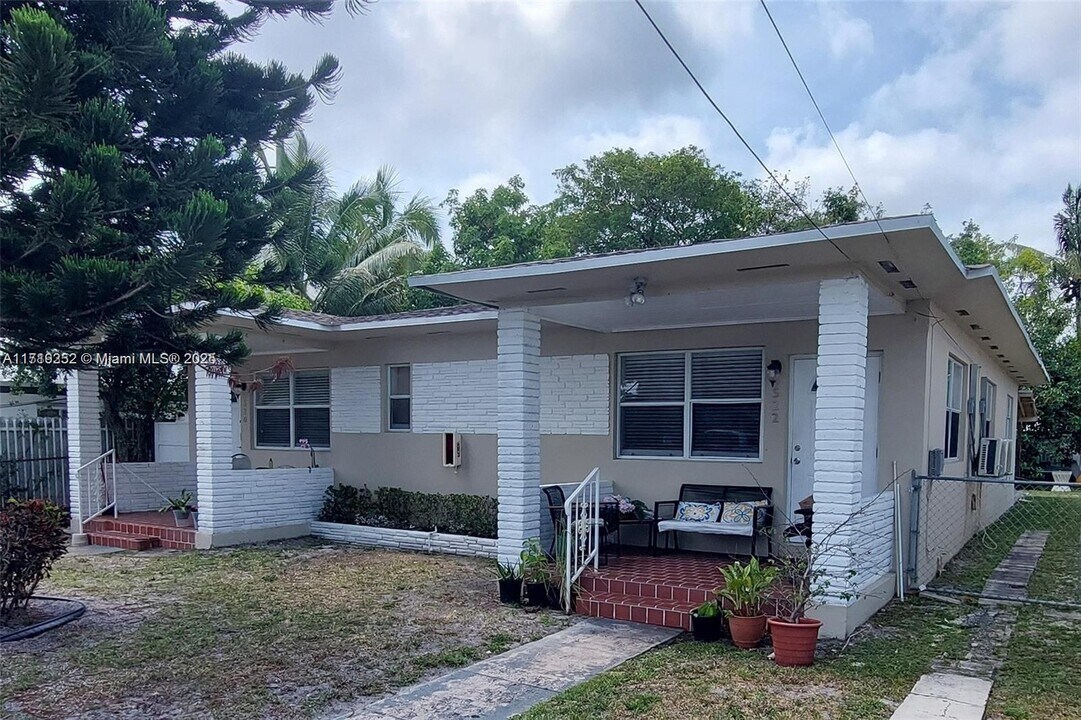 520 NW 97th St-Unit -522 in Miami, FL - Foto de edificio