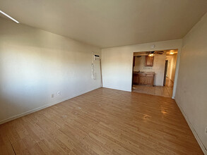 316 Fairbanks Ave in Sacramento, CA - Building Photo - Interior Photo