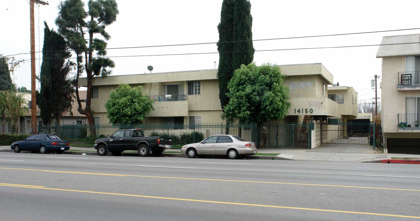 14150 Sherman Way in Van Nuys, CA - Foto de edificio