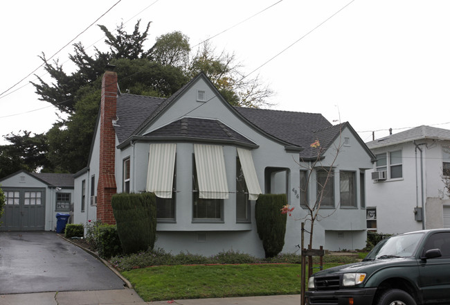 496-500 Upham St in Petaluma, CA - Foto de edificio - Building Photo