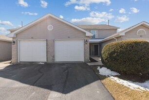 388 Amphitheater Dr in Rockford, IL - Building Photo