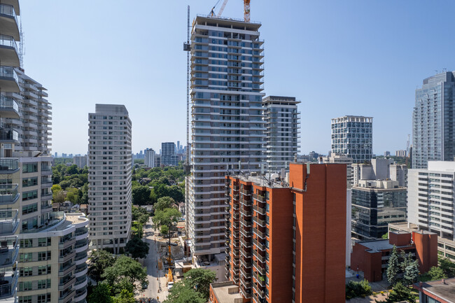 Plaza Midtown North in Toronto, ON - Building Photo - Building Photo