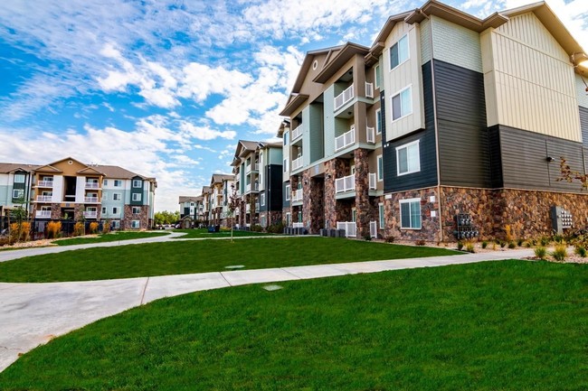 Sandalwood in West Valley, UT - Foto de edificio - Building Photo