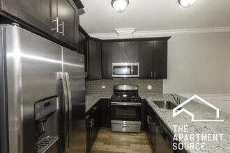 2346 W Grand Ave, Unit 1N in Chicago, IL - Building Photo - Building Photo