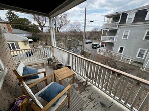 211 Holland St, Unit 2 in Somerville, MA - Foto de edificio - Building Photo