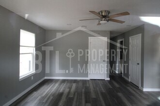 300 Valley Stream Cir in Hollister, MO - Building Photo - Building Photo