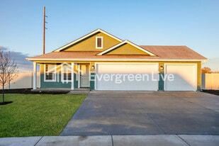 323 Lightning Ave in Middleton, ID - Building Photo