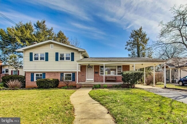 property at 1208 Pinewood Dr