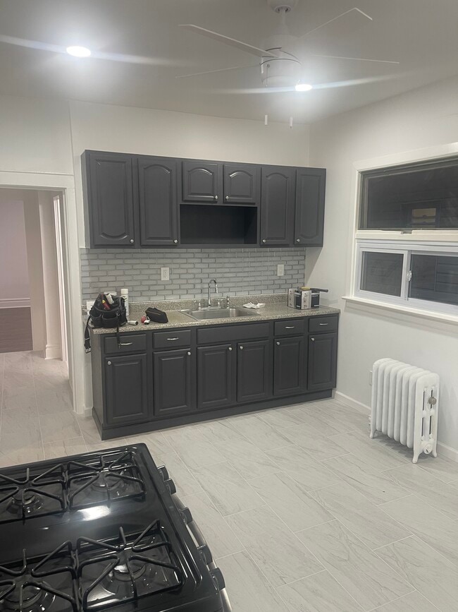 54 Poe Ave, Unit Second Flr in Newark, NJ - Building Photo - Building Photo