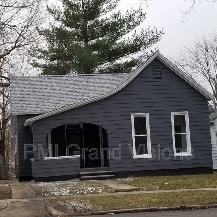 1657 E Main St in Decatur, IL - Building Photo