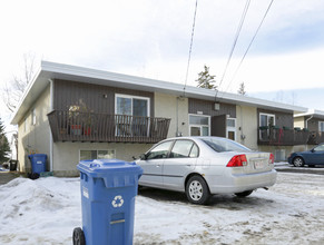 4826 Varsity Dr NW in Calgary, AB - Building Photo - Building Photo