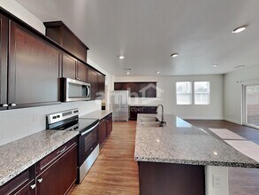 4739 Tree Swing St in North Las Vegas, NV - Foto de edificio - Building Photo