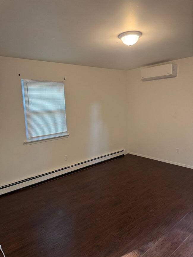 27 Manchester Rd in Huntington, NY - Building Photo - Building Photo