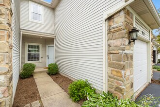 951 Viewpoint Dr in Lake In The Hills, IL - Building Photo - Building Photo