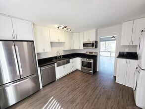 4907 Iroquois Ave in San Diego, CA - Foto de edificio - Building Photo