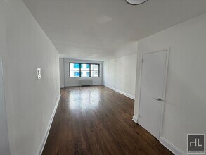 AMAZING STUDIO APARTMENT!! AMAZING DEAL! W in New York, NY - Building Photo - Building Photo