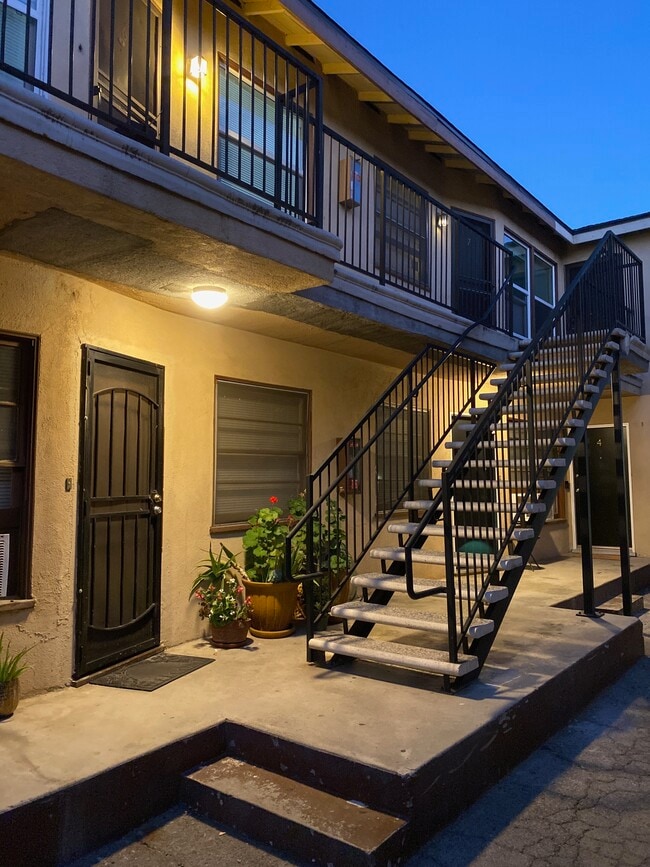 6128 De Longpre Ave, Unit Apartment 6