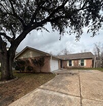 2908 Sandpiper Dr in Baytown, TX - Building Photo