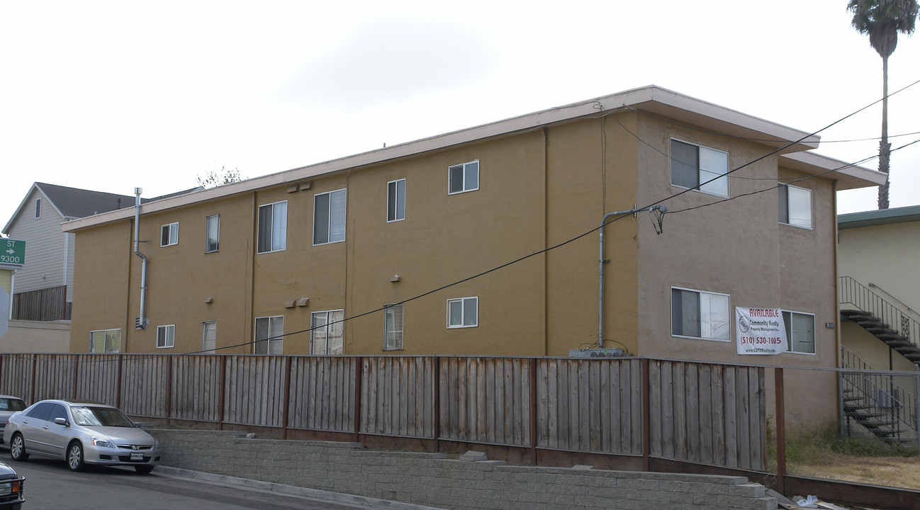 9300 Hillside St in Oakland, CA - Building Photo