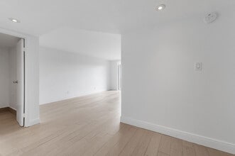 16546 NE 26th Ave in North Miami Beach, FL - Building Photo - Building Photo