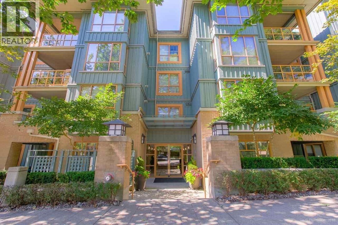 285 Newport Dr in Port Moody, BC - Building Photo