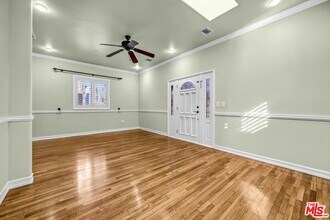 3930 La Crescenta Ave in La Crescenta, CA - Building Photo - Building Photo