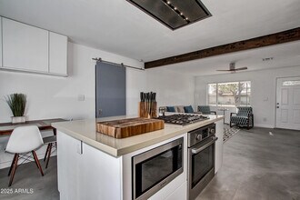 7034 E Wilshire Dr in Scottsdale, AZ - Building Photo - Building Photo