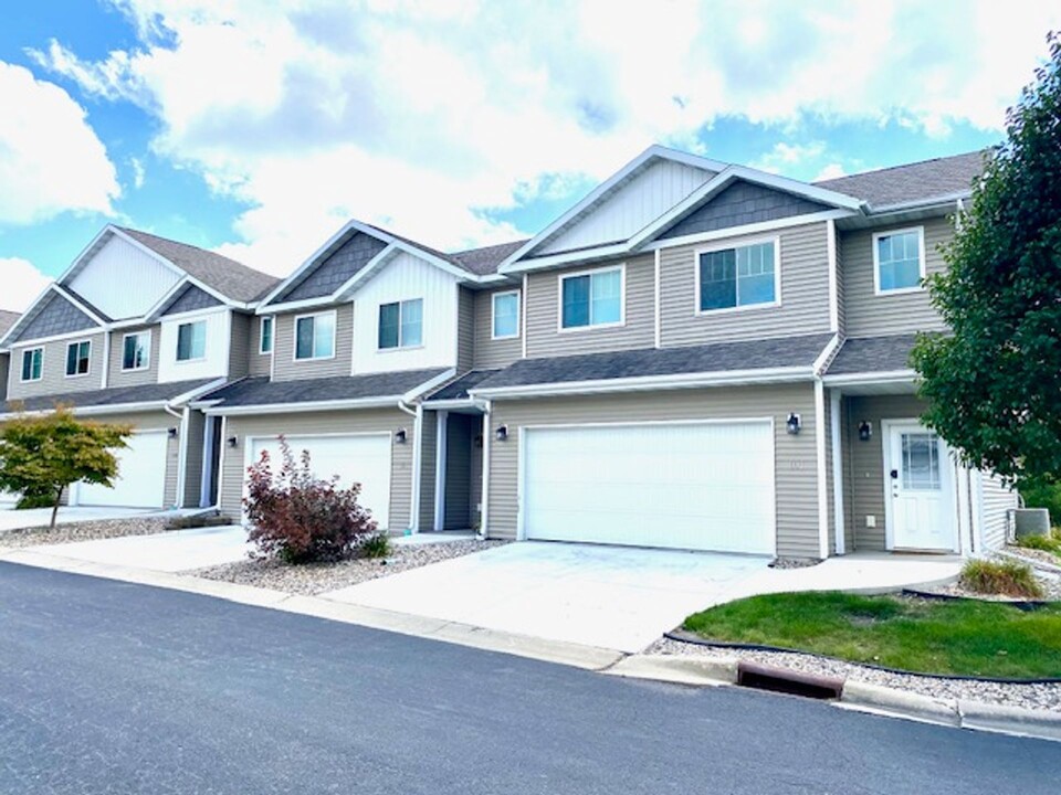 220 Partridge Path in Mankato, MN - Building Photo