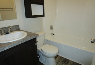 415 Deerfield Ln in Columbus, MI - Foto de edificio - Building Photo