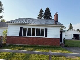 51 Cedar St in Presque Isle, ME - Building Photo
