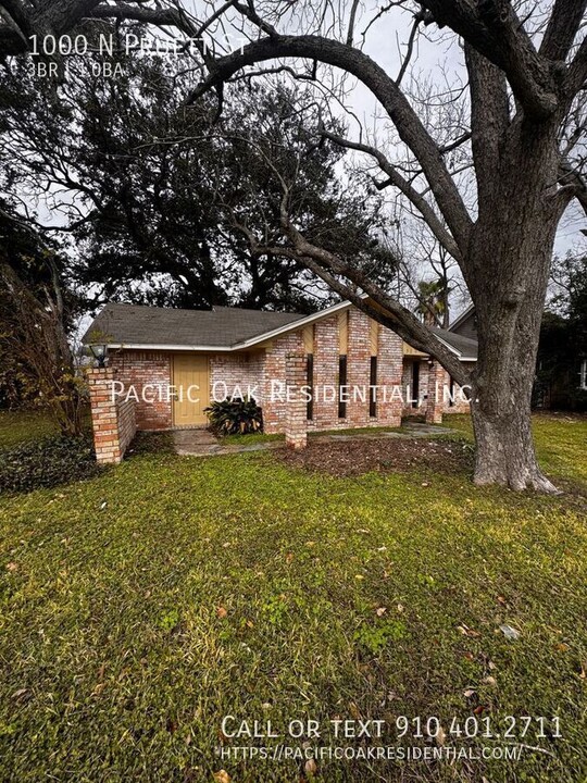 1000 N Pruett St in Baytown, TX - Building Photo