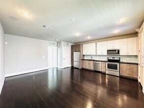 2401 Crawford St in Houston, TX - Building Photo - Building Photo