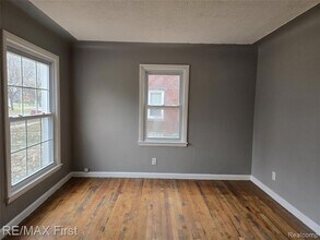 8239 Manor in Detroit, MI - Building Photo - Building Photo