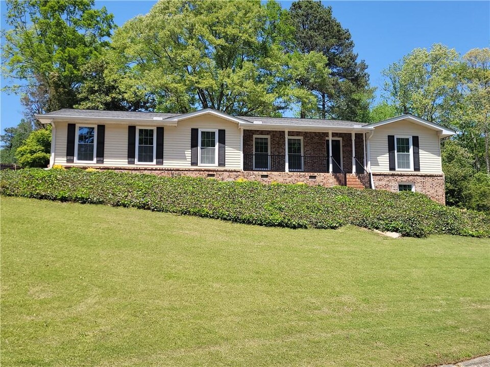 204 Lakeshore Ct NE in Marietta, GA - Foto de edificio