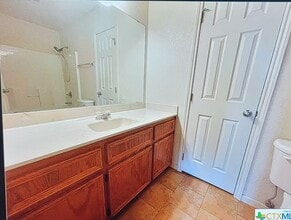 900 Yi Dr, Unit Side B in Killeen, TX - Building Photo - Building Photo