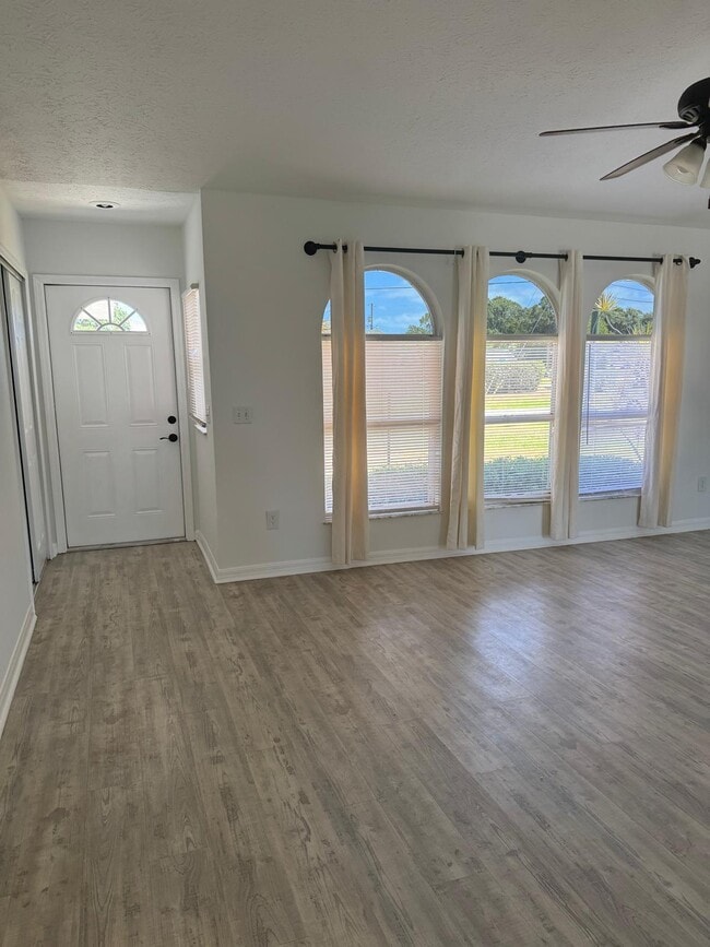 262 SW Crescent Ave in Port St. Lucie, FL - Foto de edificio - Building Photo