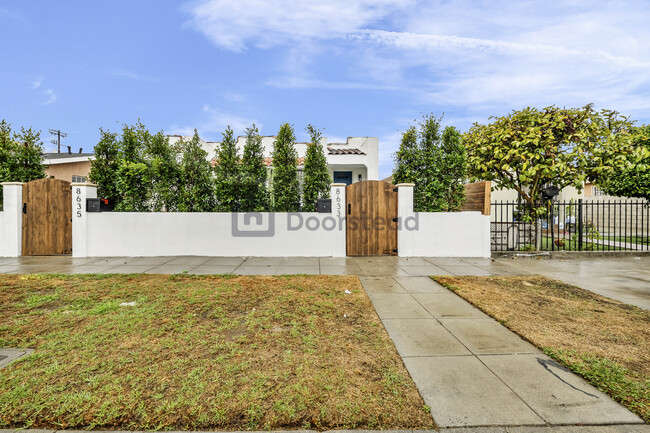 8633 Menlo Ave in Los Angeles, CA - Foto de edificio - Building Photo