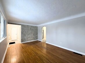 22 E 44th St in Hamilton, ON - Building Photo - Building Photo