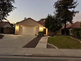 10704 Sunset Canyon Dr in Bakersfield, CA - Building Photo