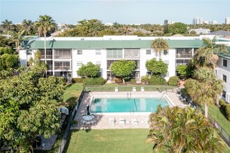 3030 Binnacle Dr in Naples, FL - Building Photo - Building Photo